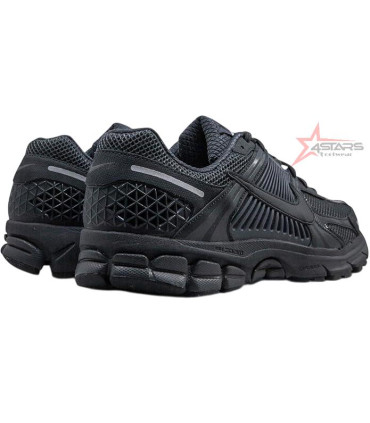 NIKE Zoom Vomero 5 - Triple Black
